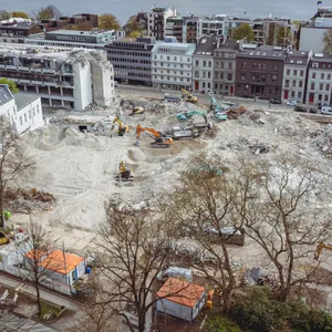Das 1,7 Hektar große Areal in der Nähe der Außenalster hat sich in eine riesige Baustelle verwandelt.
