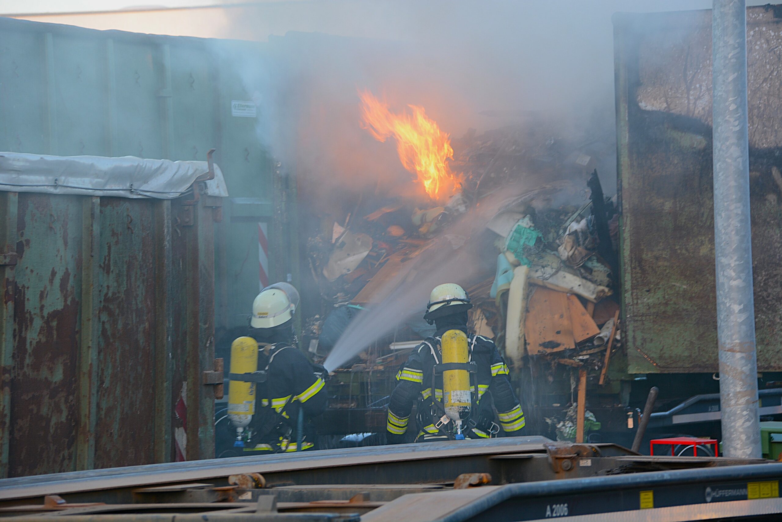 Die Feuerwehr löschte den brennenden Container.