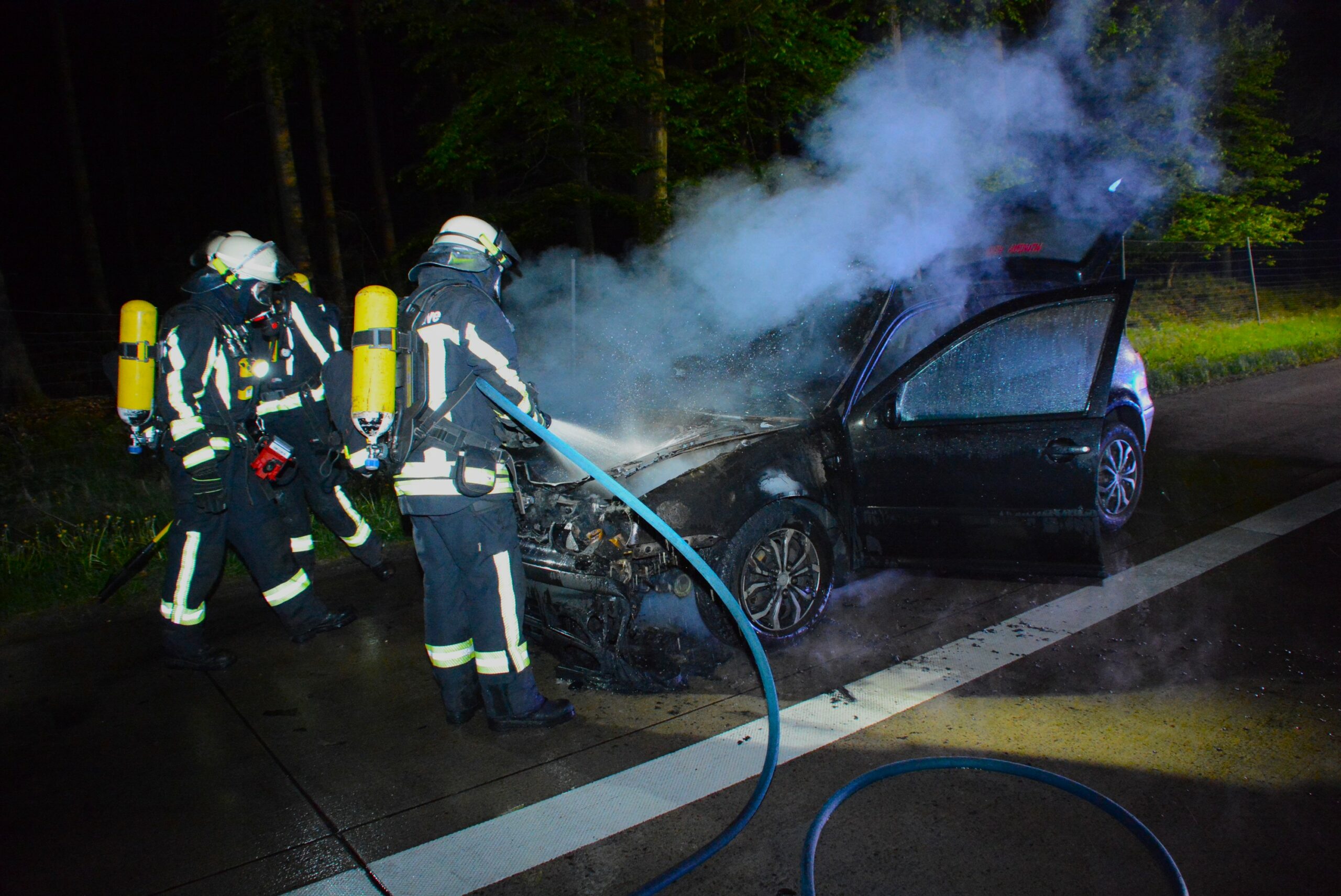Feuerwehrkräfte löschen das Feuer.