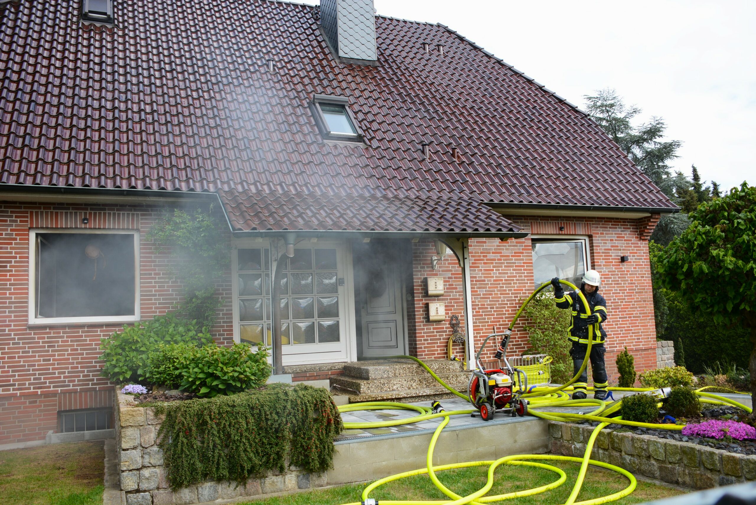 Die Feuerwehr löscht ein brennendes Mehrfamilienhaus in Lohbrügge.