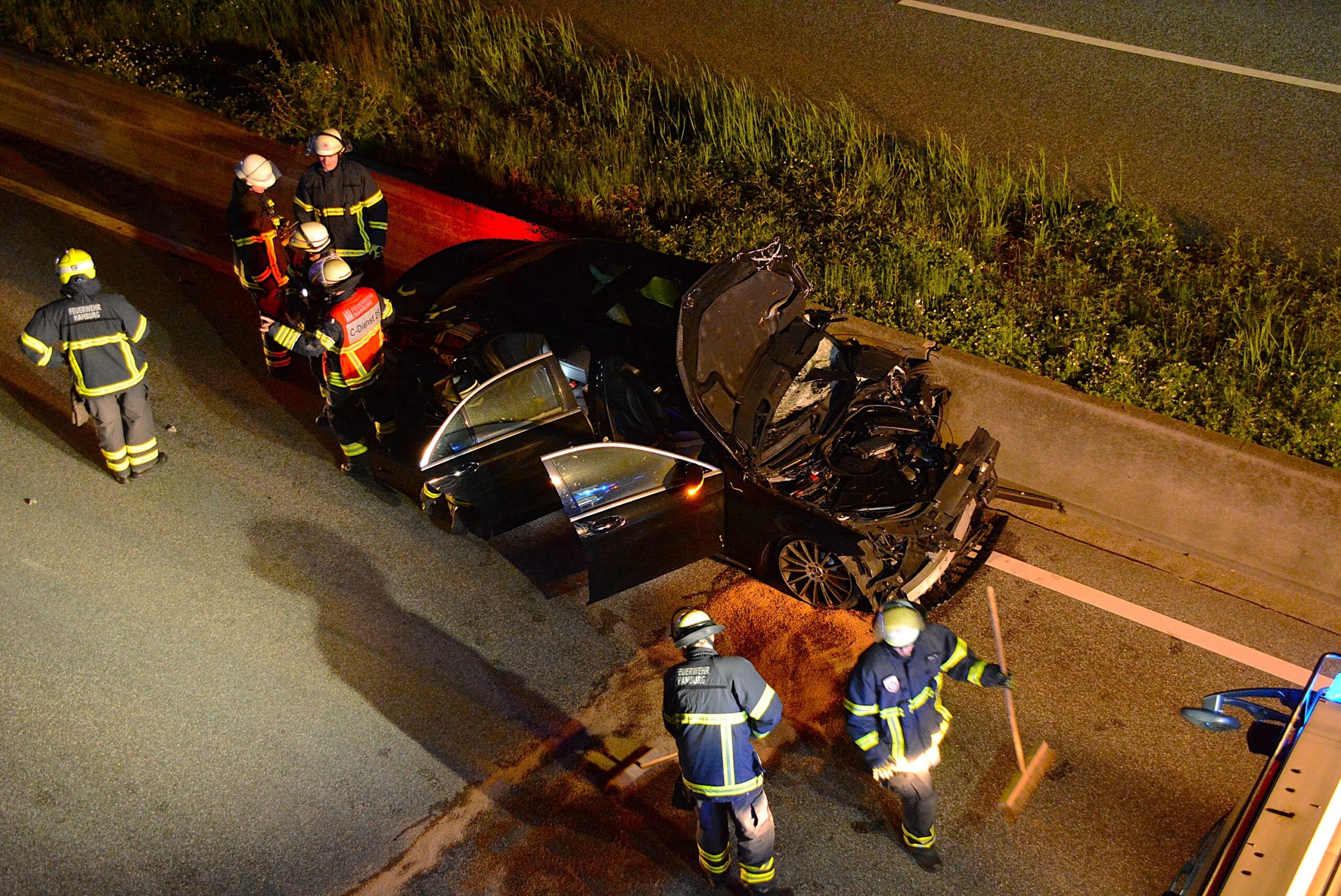 Betrunkener Mercedes-Fahrer verursacht auf A1 bei Moorfleet schweren Unfall – fünf zum teil schwer Verletzte