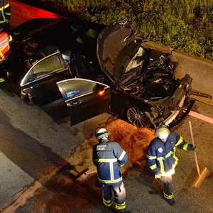 Betrunkener Mercedes-Fahrer verursacht auf A1 bei Moorfleet schweren Unfall – fünf zum teil schwer Verletzte