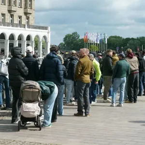 Wartende am Rathausmarkt