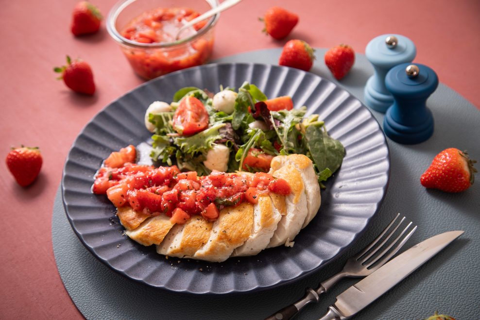 Erdbeersalsa auf gebratener Hühnerbrust