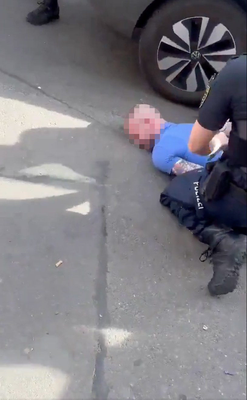 Die Polizei nimmt den mutmaßlichen Amokfahrer fest.
