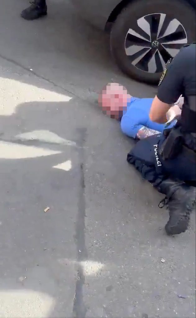 Die Polizei nimmt den mutmaßlichen Amokfahrer fest.