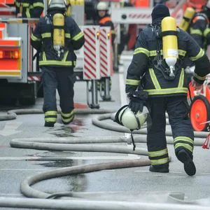 Feuer in Flachdach eines gebäudes in Osdorf – rund 50 Feuerwehrkräfte im Einsatz