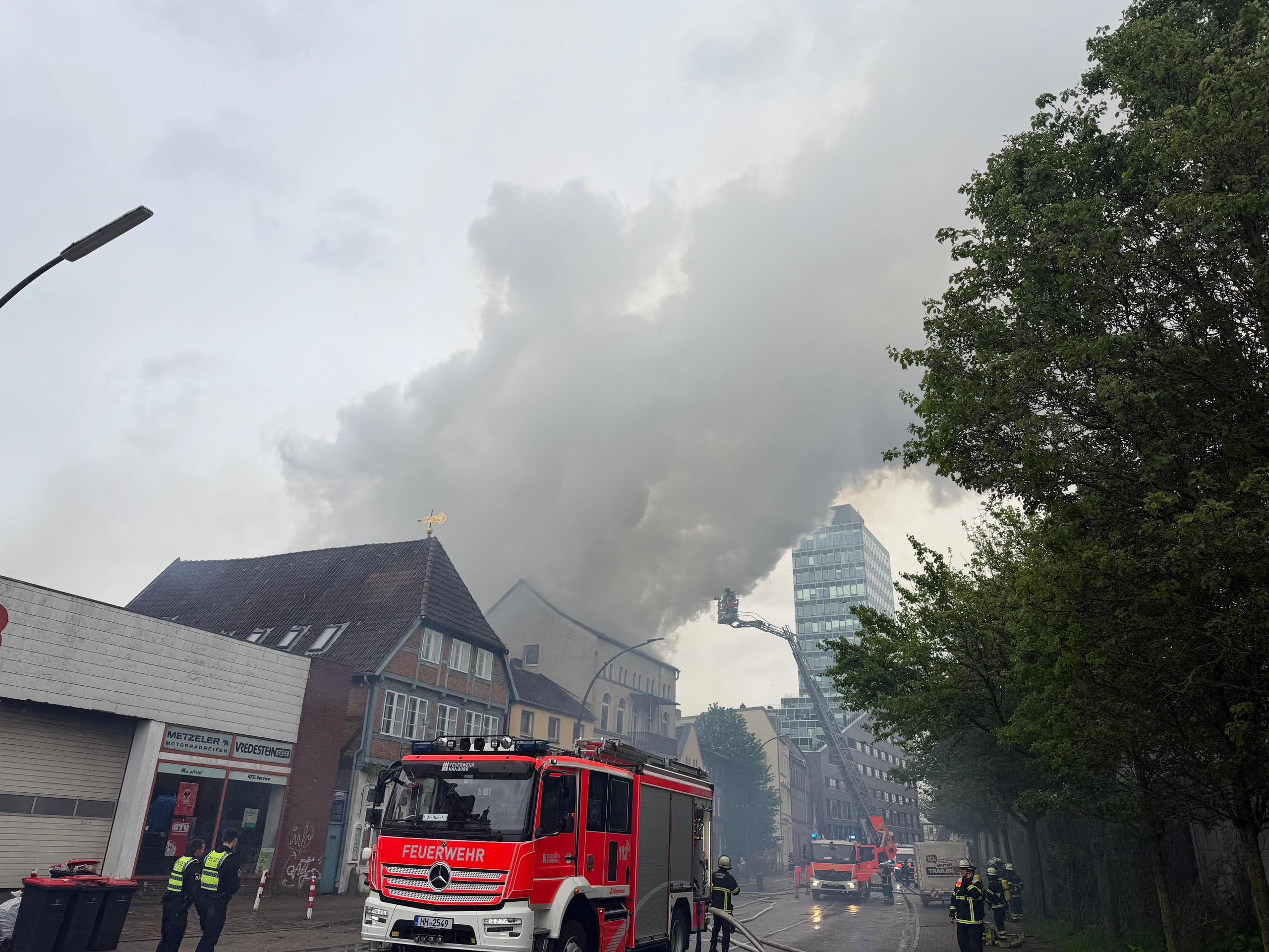Großeinsatz in Harburg: Eine große Rauchwolke steht über dem Hamburger Stadtteil.