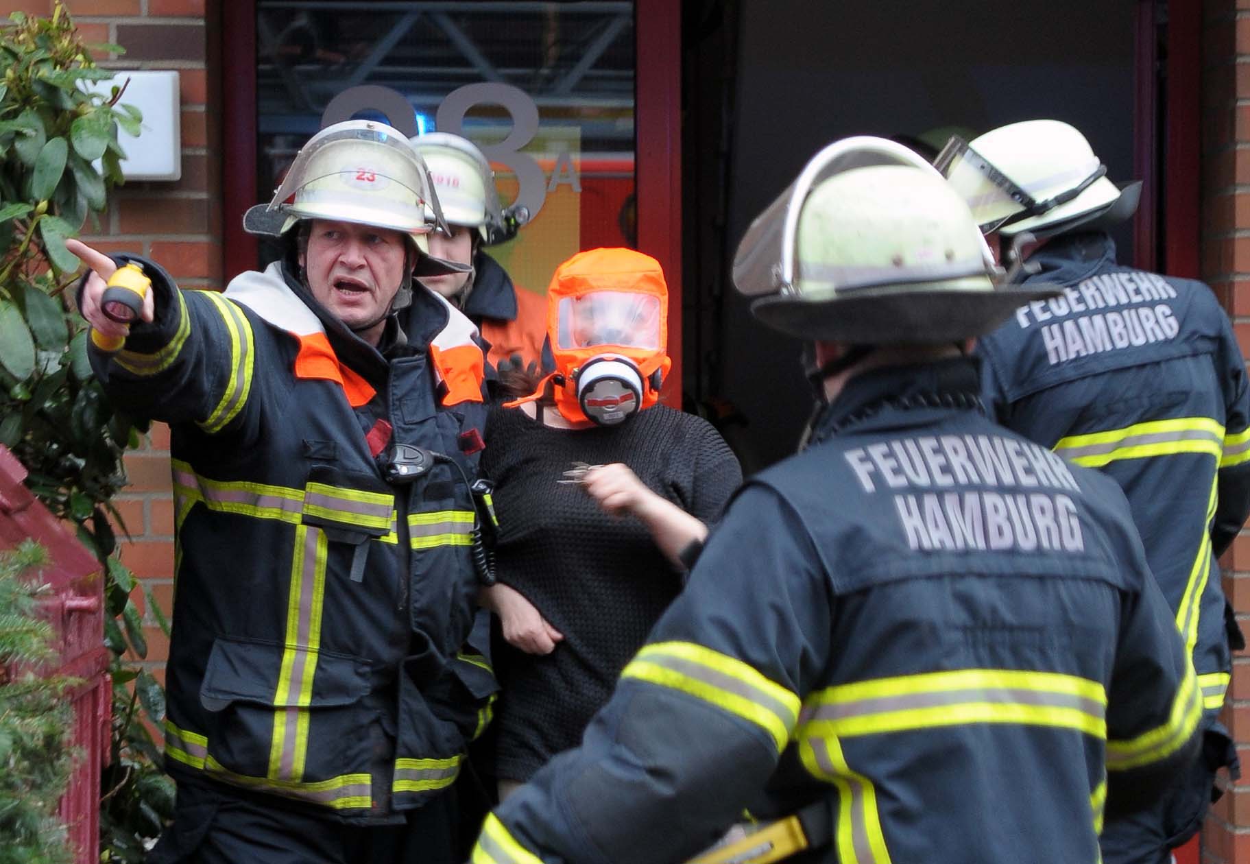 wohnhaus in der Schanze stark verqualmt – Feuerwehr rettet Bewohner