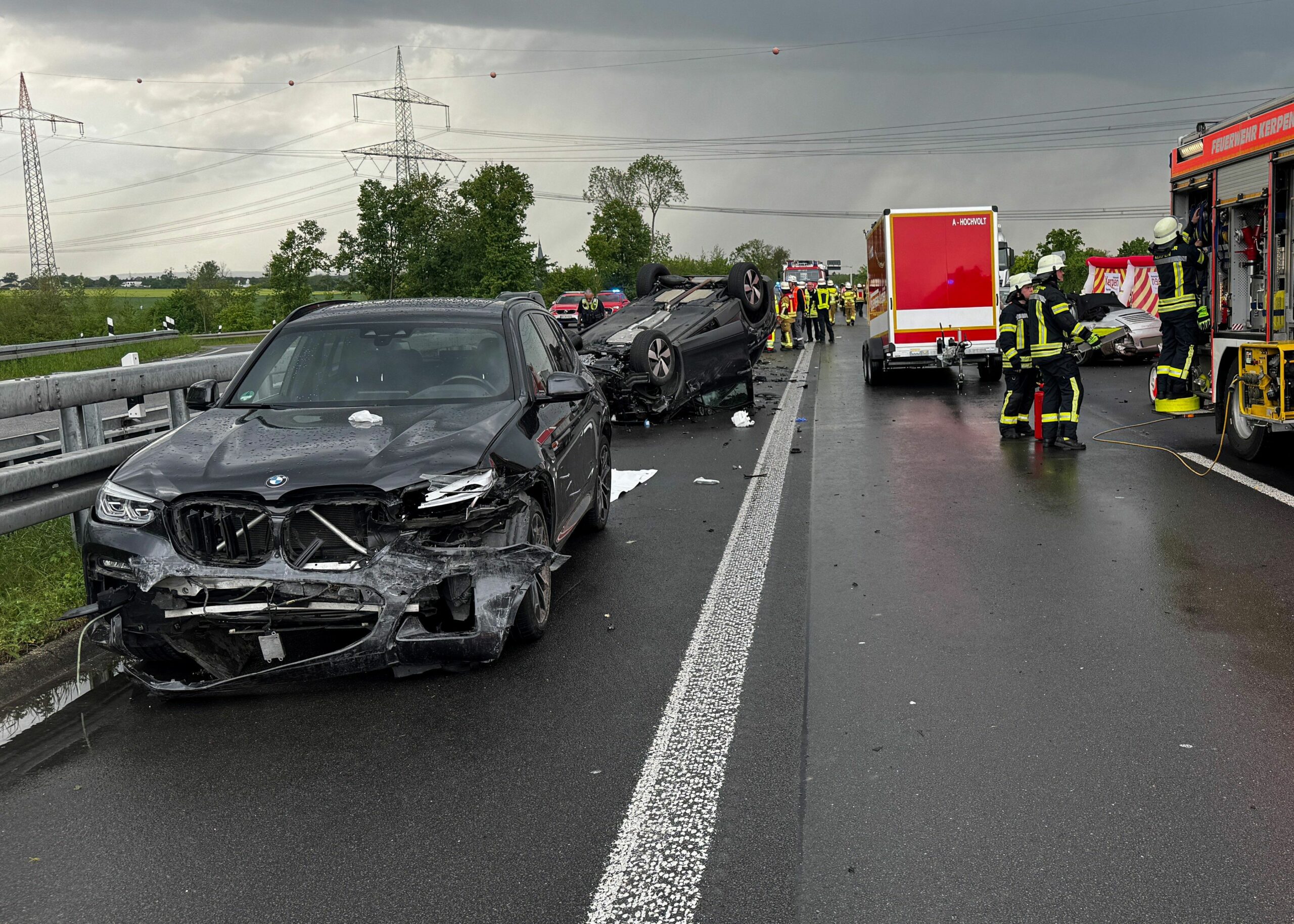 Drei beschädigte Fahrzeuge stehen nach dem Unfall auf der Autobahn A61 bei Kerpen.