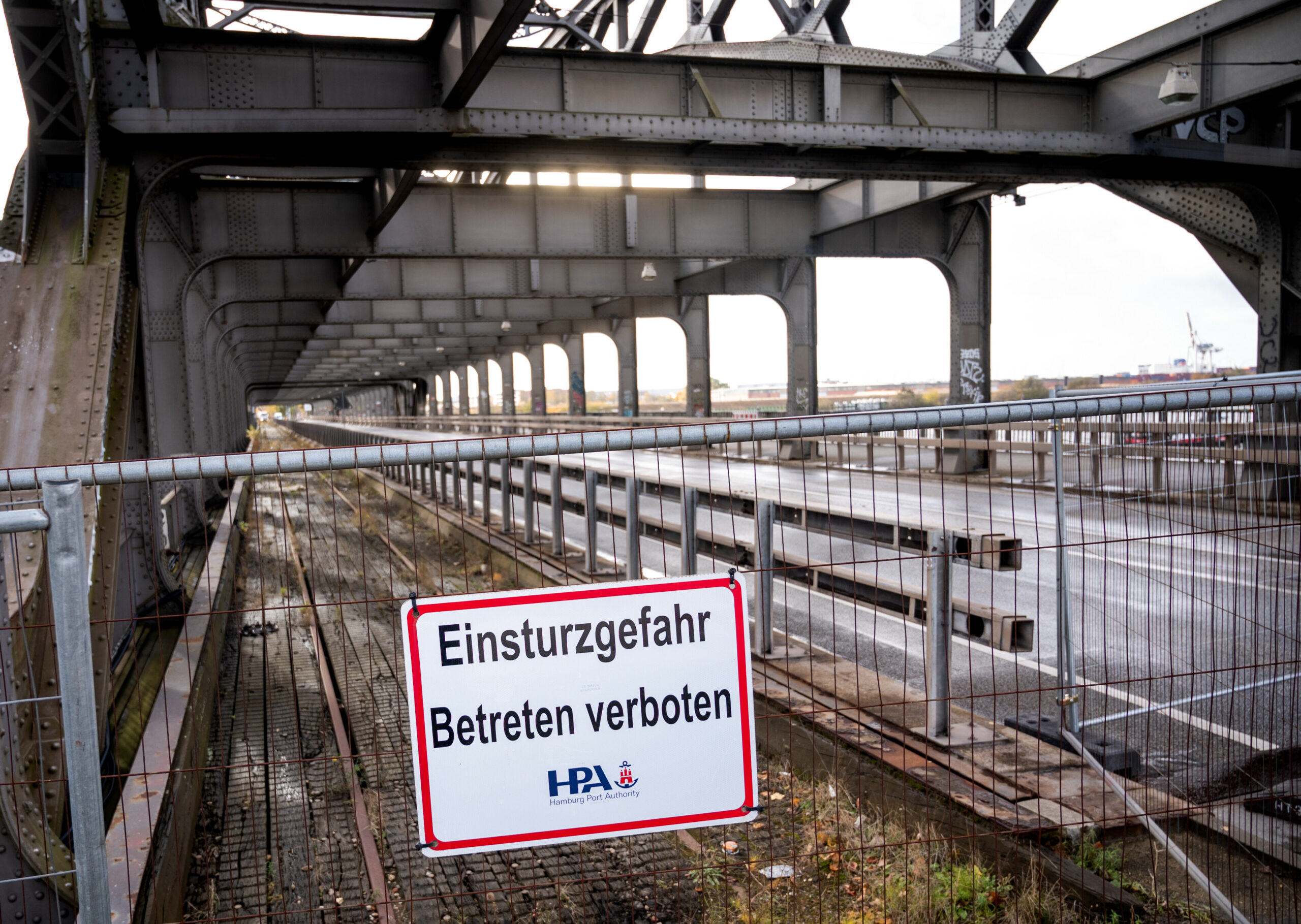 Die gesperrte Freihafenelbbrücke (Archivbild).