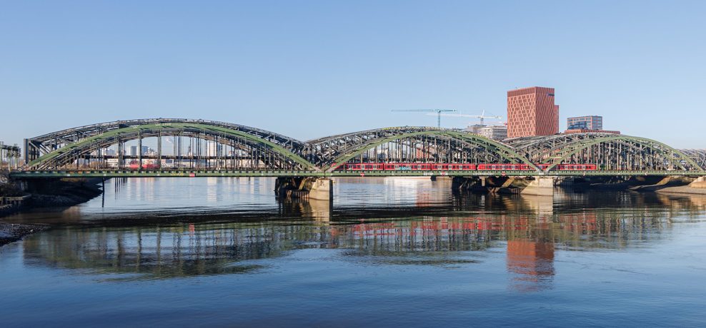 Die Bahnbrücken über die Norderelbe (vorne), dahinter die Freihafenelbbrücke (Archivbild).