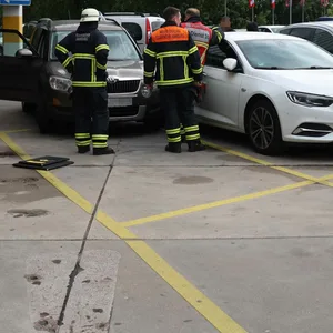 In Harburg wurde am Montag ein Mann zwischen zwei Autos eingeklemmt.