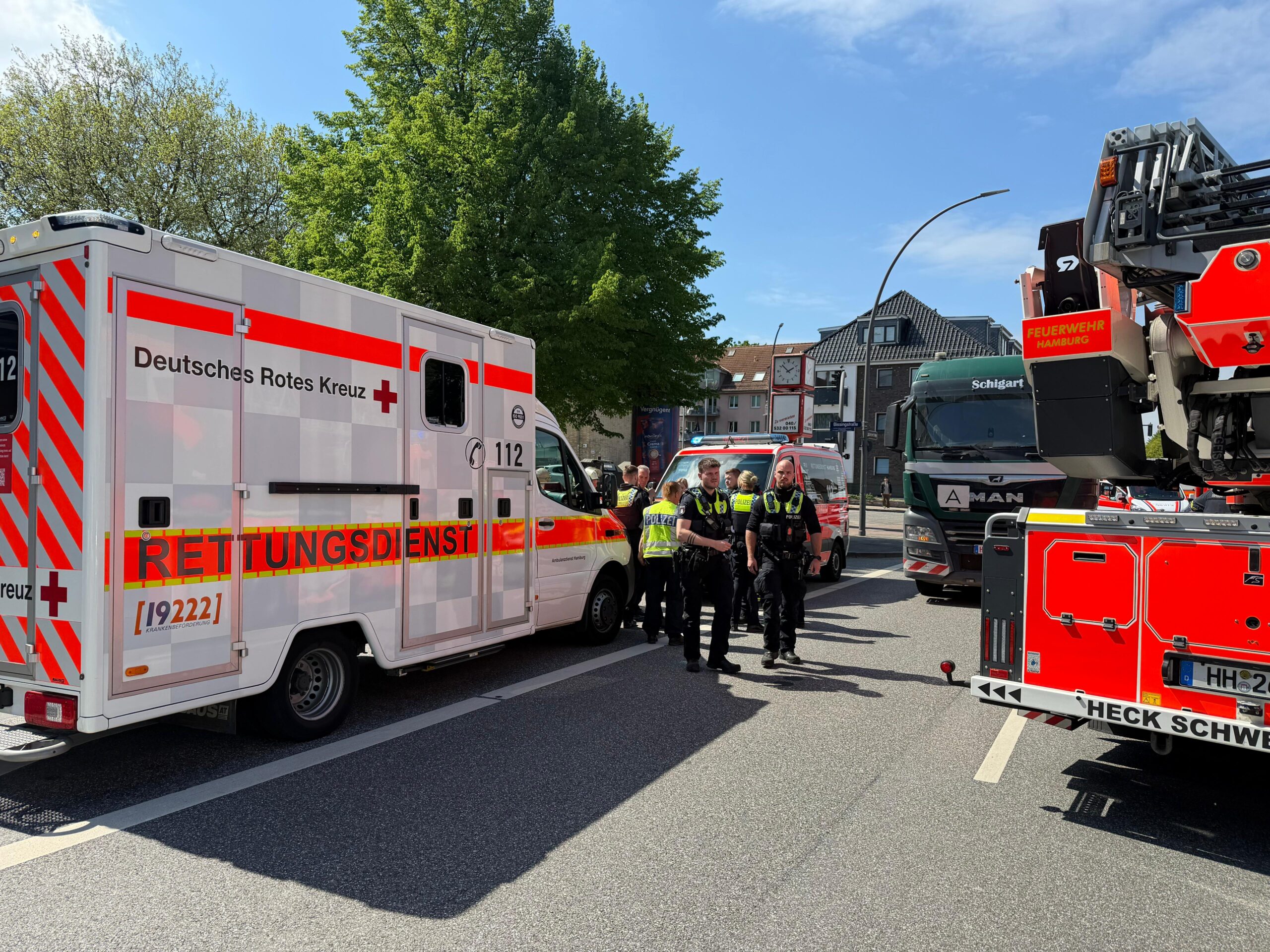 Lkw-Unfall in Heimfeld: Rettungskräfte am Einsatzort auf der Buxtehuder Straße.