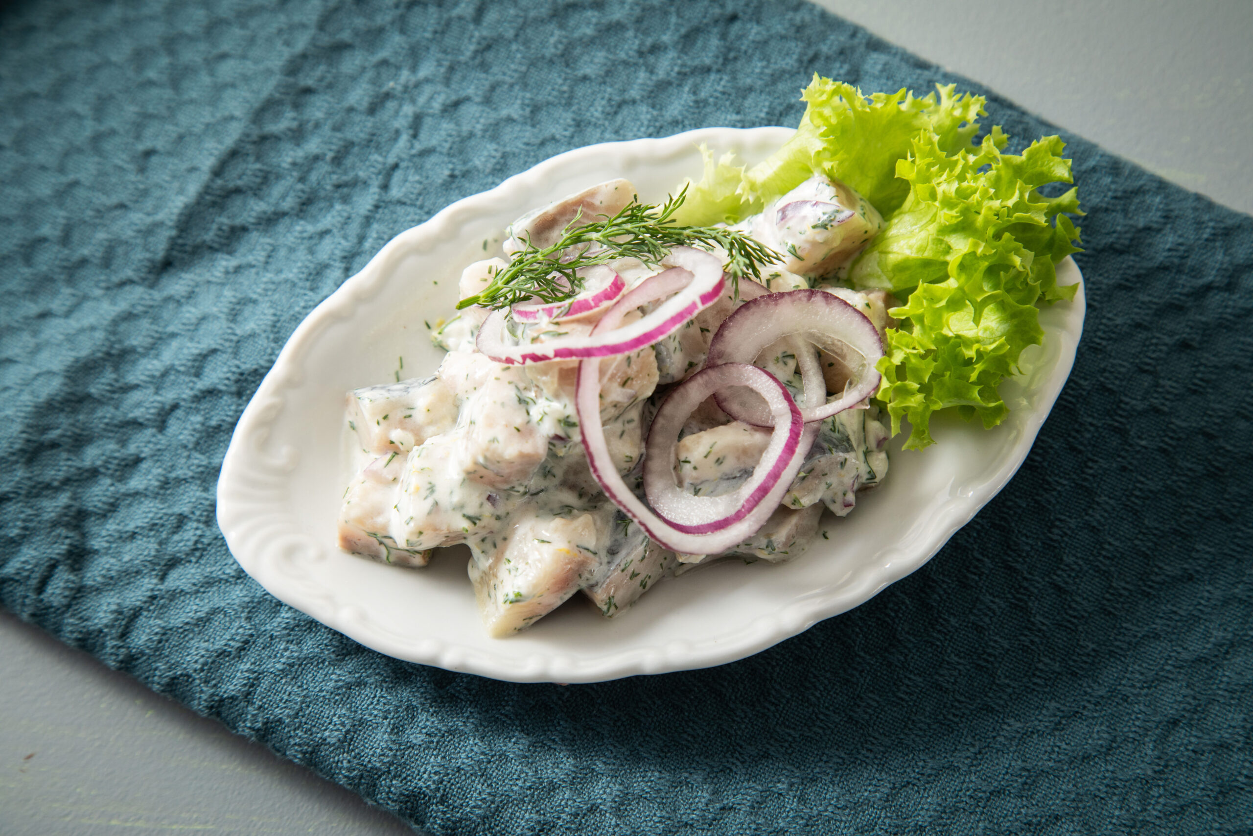 Ein Klassiker unter den Heringsgerichten: Matjes mit Zwiebeln und Sahnesoße.