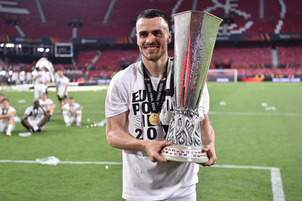 Filip Kostic mit der Europa-League-Trophäe mit Eintracht Frankfurt 2022