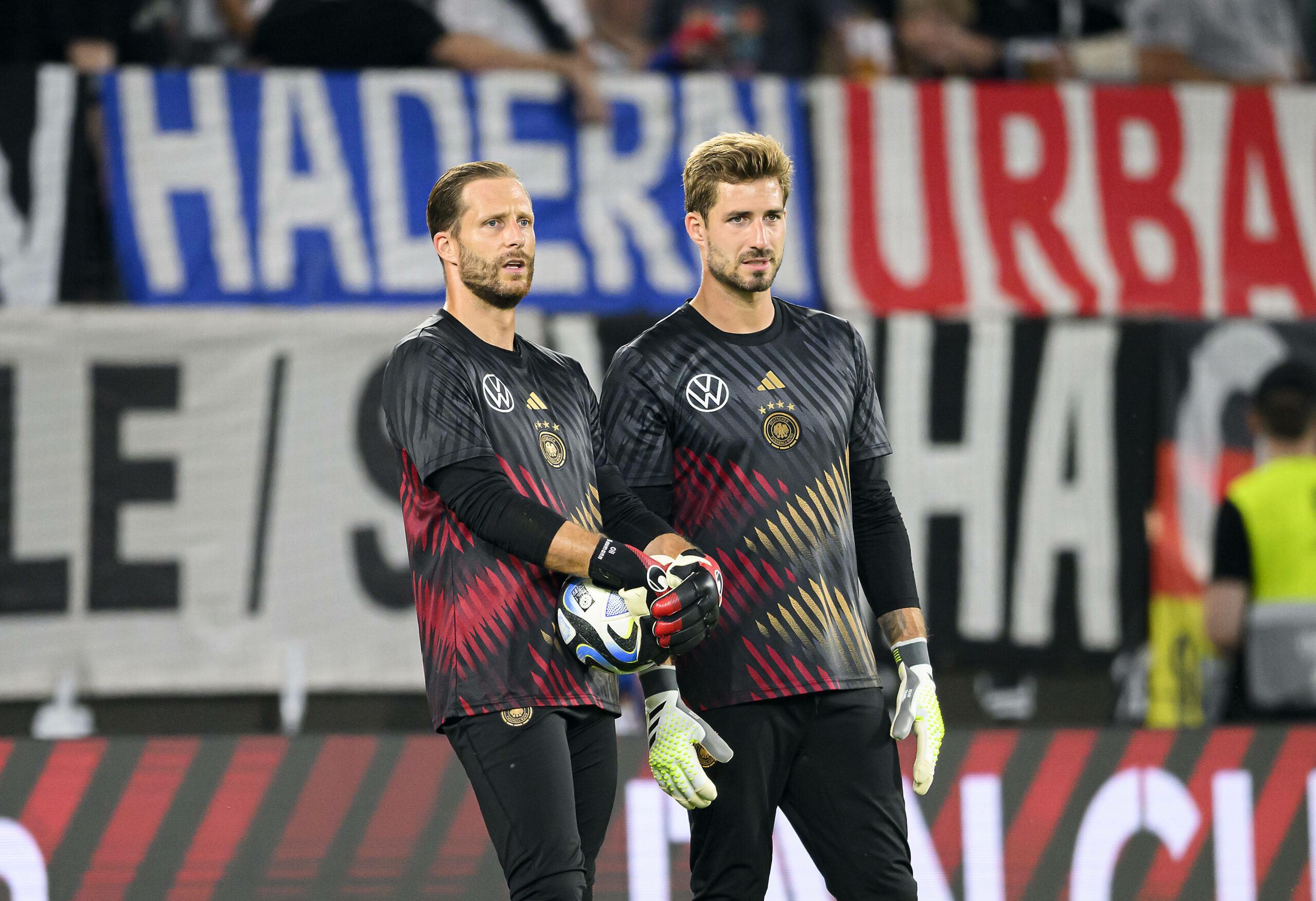 Oliver Baumann steht neben Kevin Trapp