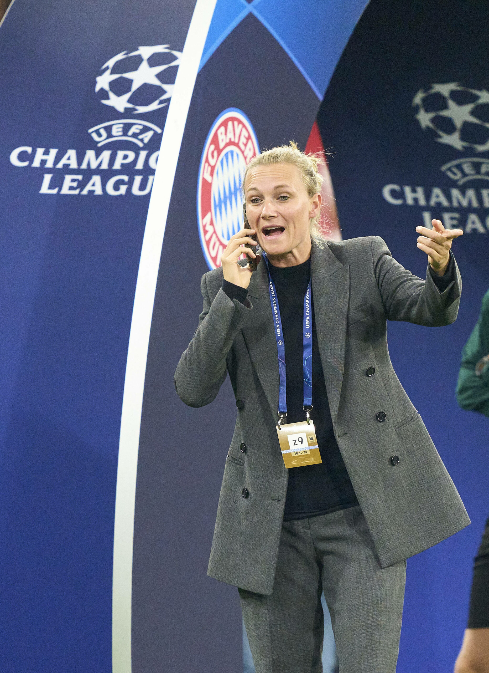 Kathleen Krüger telefoniert