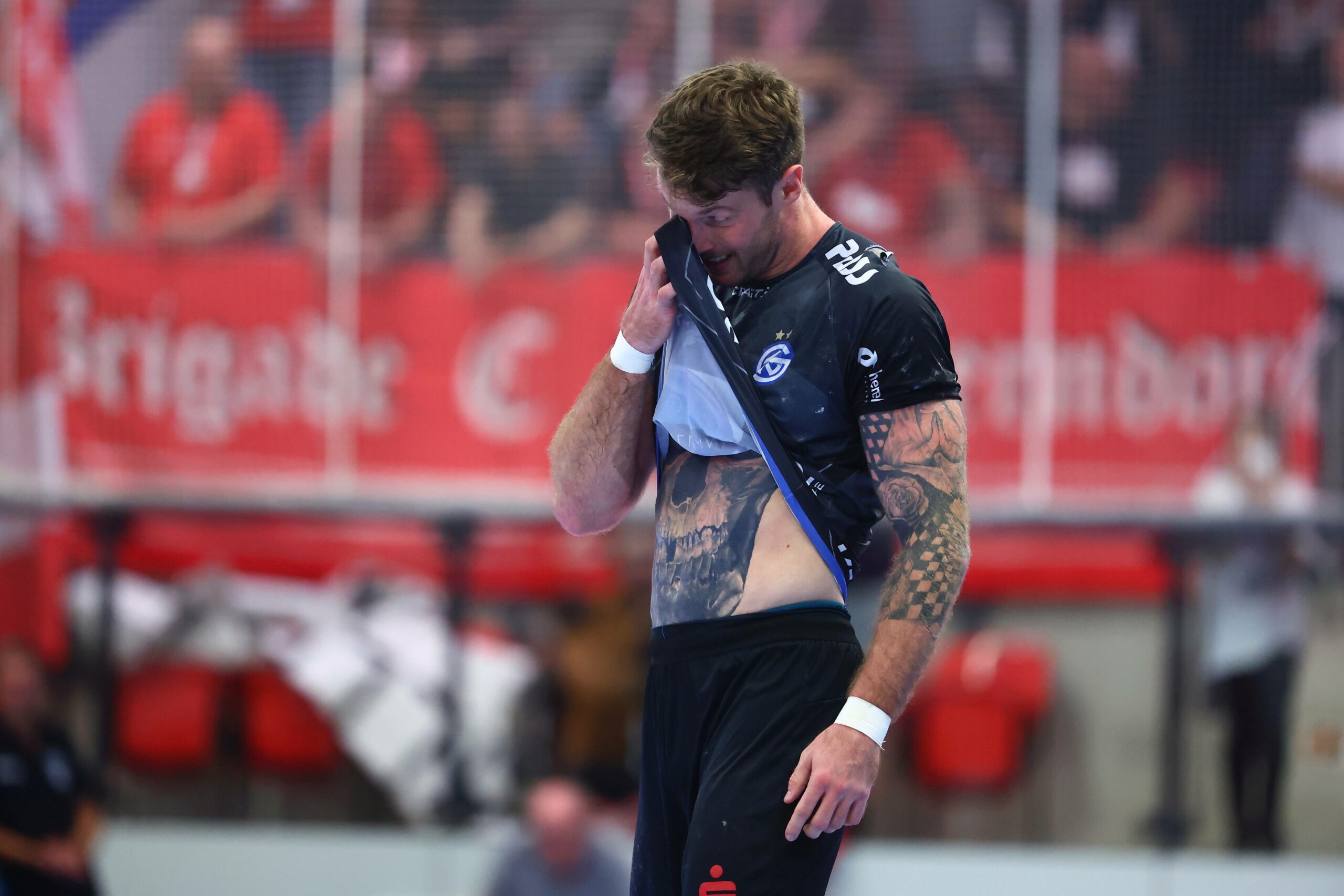 Nils Kretschmer wischt sich mit dem Trikot durch das Gesicht