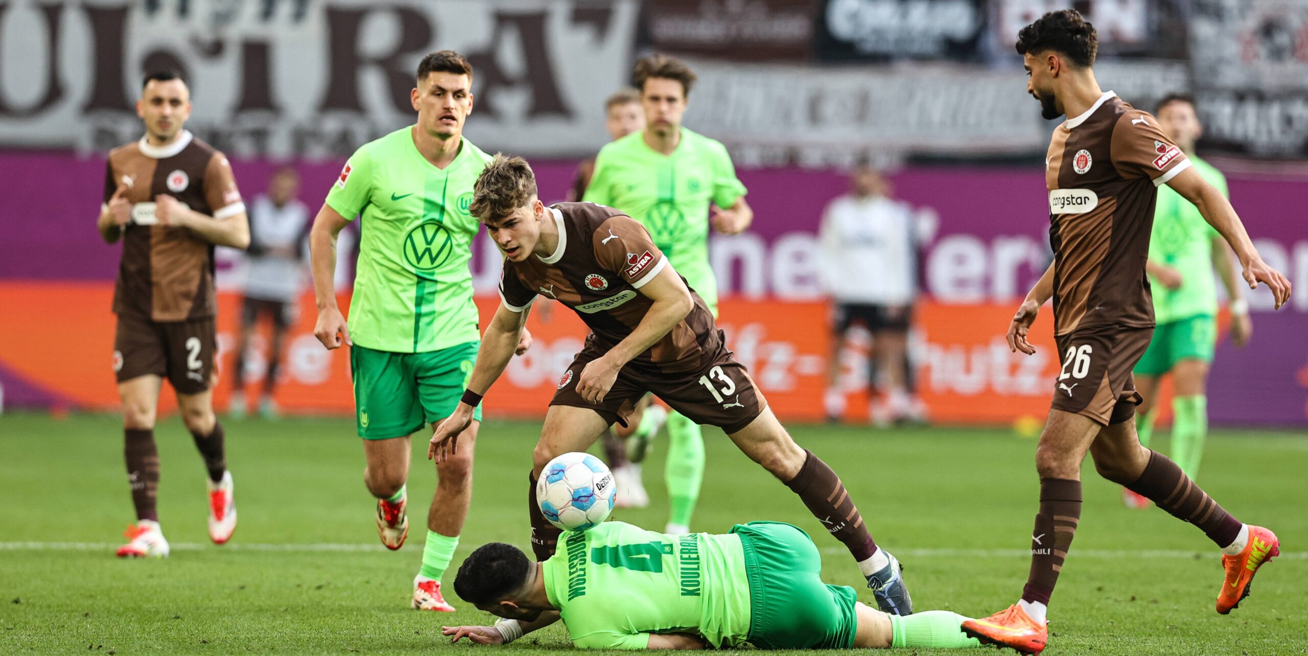 Noah Weißhaupt und Elias Saad gegen Wolfsburg