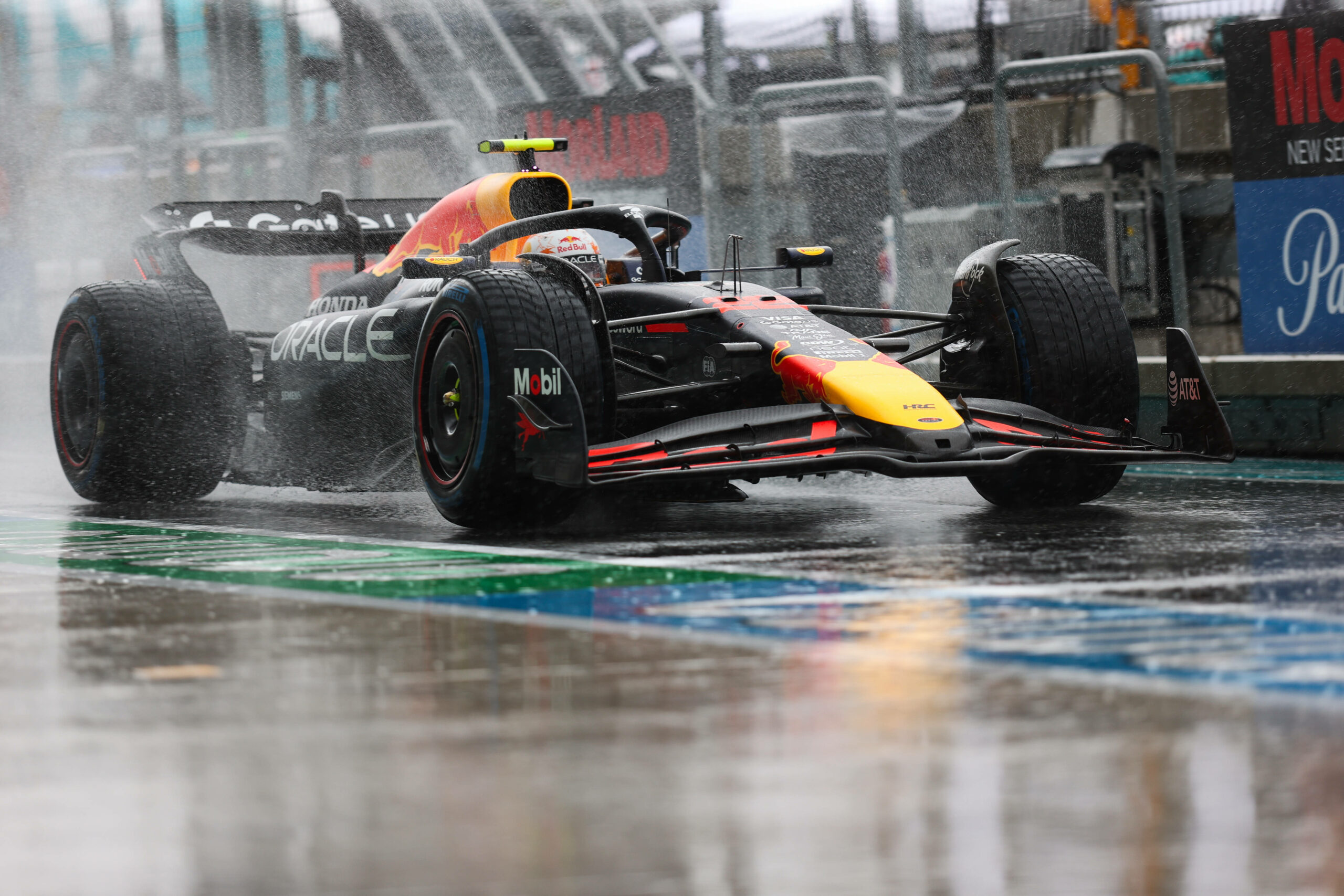 Auto im Regen beim Formel-1-Sprint in Miami