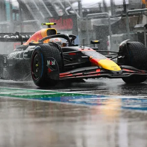 Auto im Regen beim Formel-1-Sprint in Miami