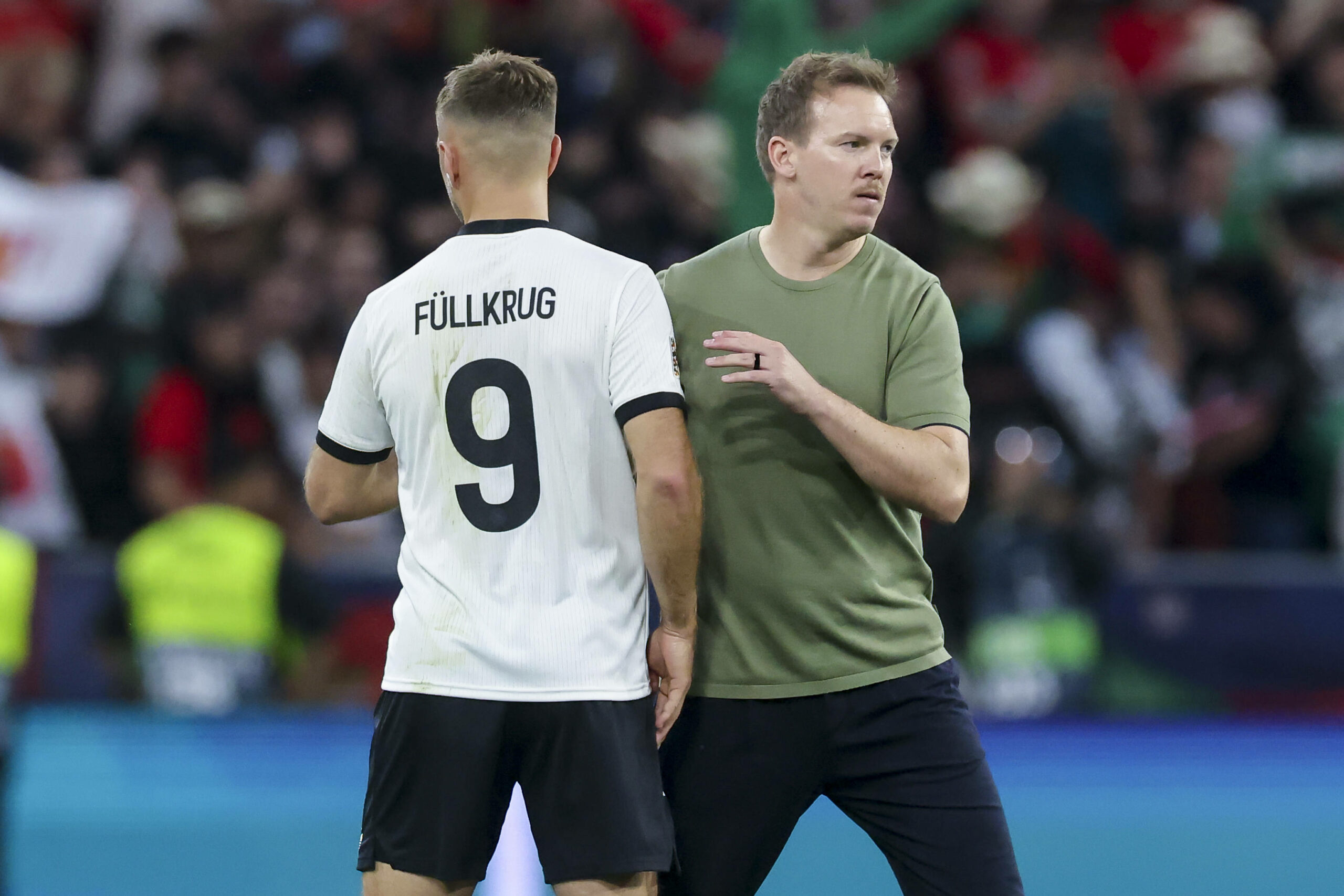 Julian Nagelsmann klatscht mit Niclas Füllkrug ab.