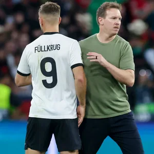 Julian Nagelsmann klatscht mit Niclas Füllkrug ab.
