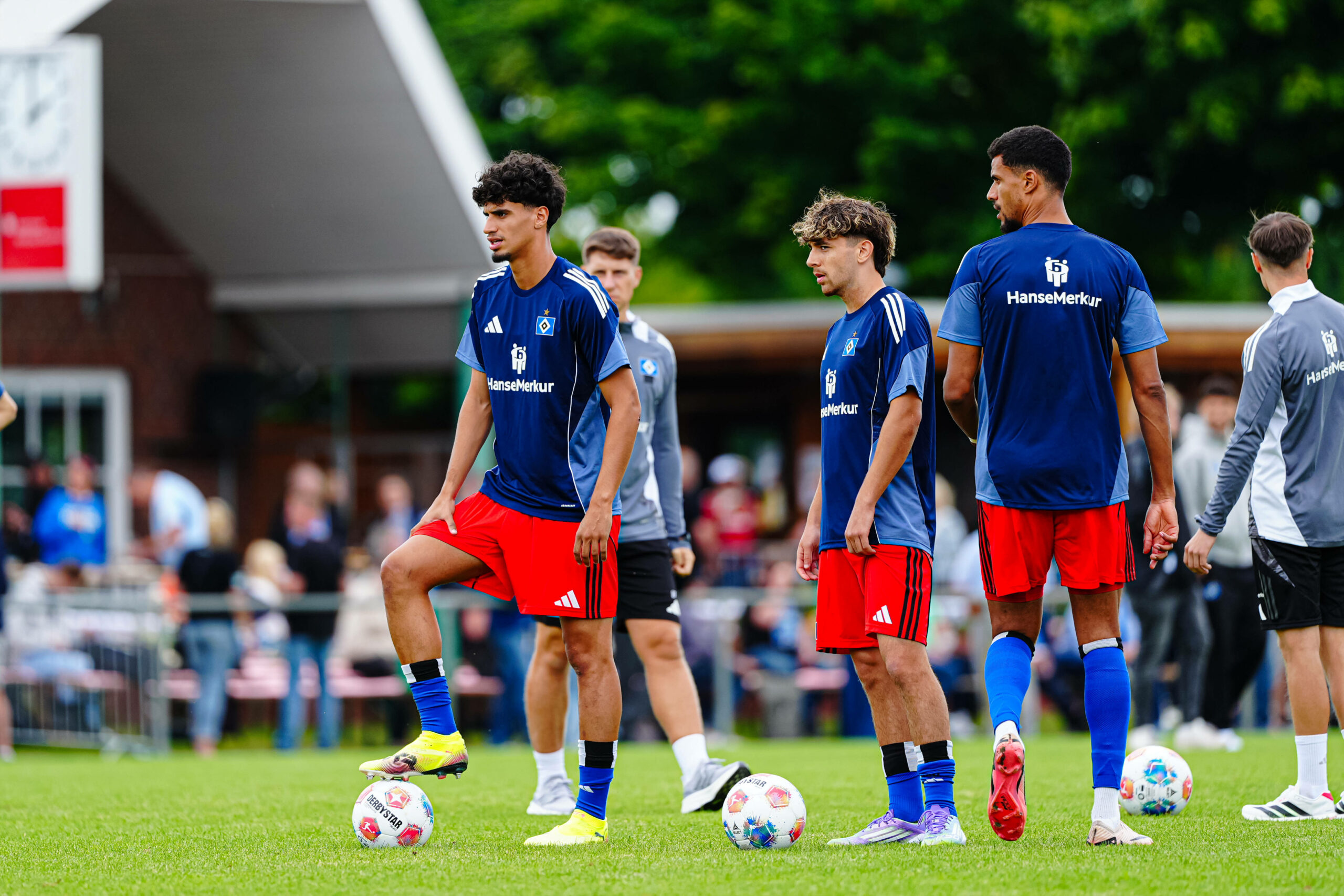 Omar Megeed, Bilal Yalcinkaya und Robert Glatzel beim Aufwärmen vor einem Testspiel