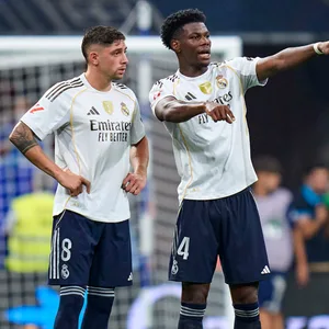 Federico Valverde and Aurelien Tchouameni geben sich Anweisungen