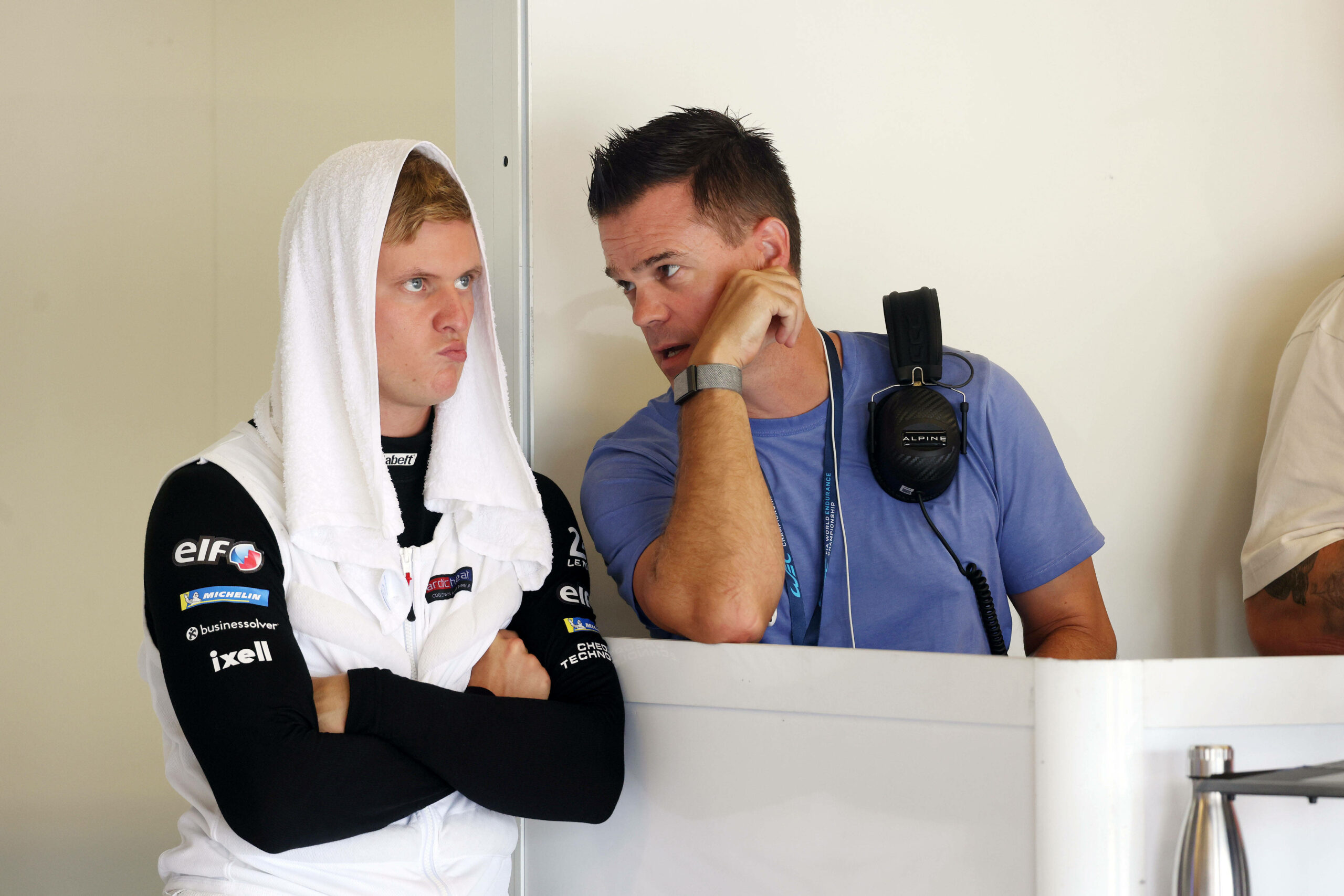 Mick Schumacher mit Kühlweste und Handtuch