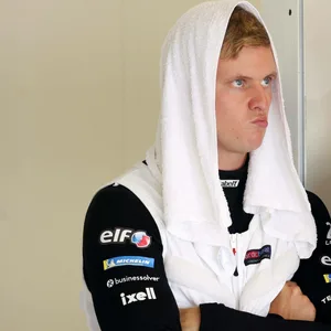 Mick Schumacher mit Kühlweste und Handtuch