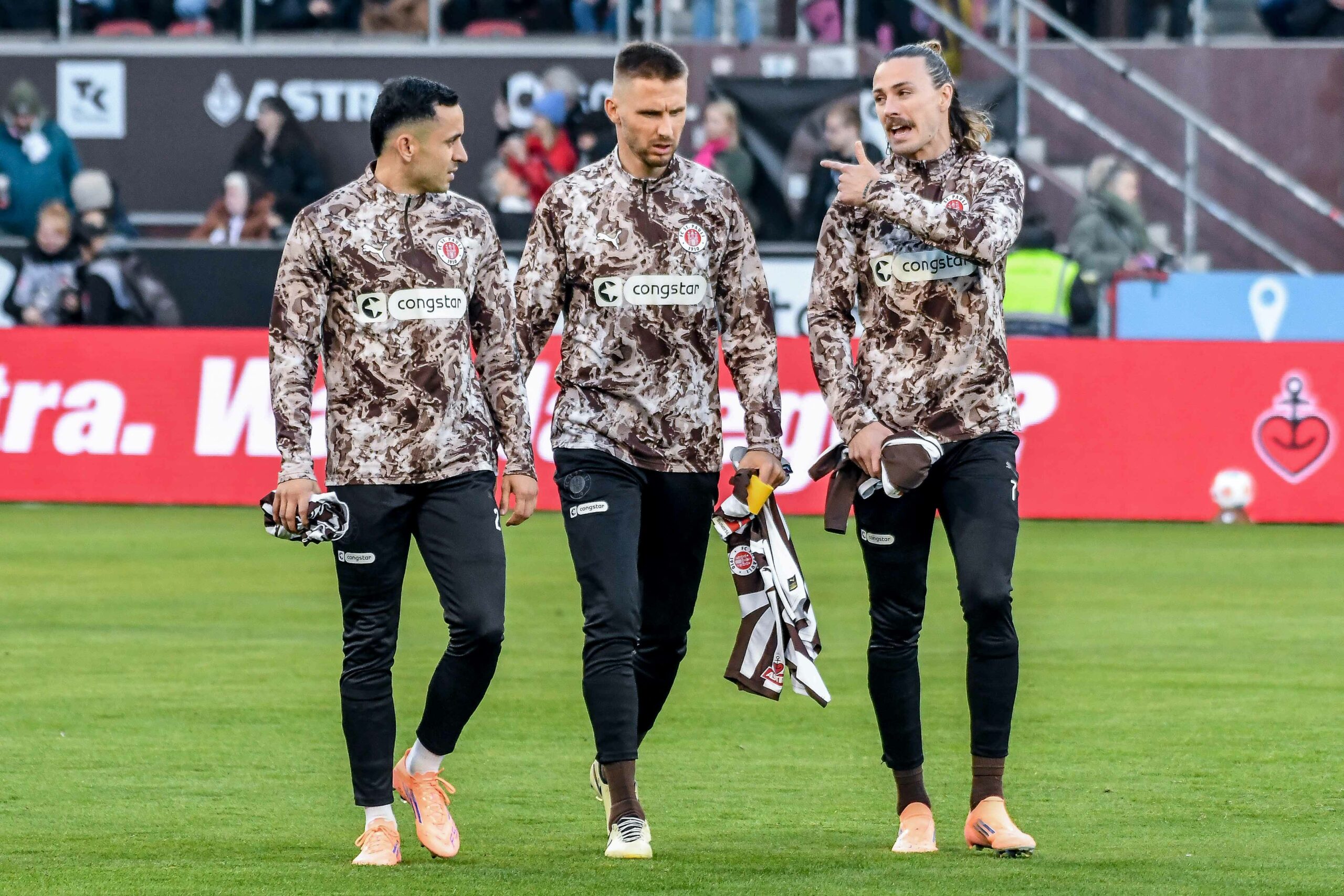 Manolis Saliakas, Jackson Irvine und Karol Mets im Gespräch