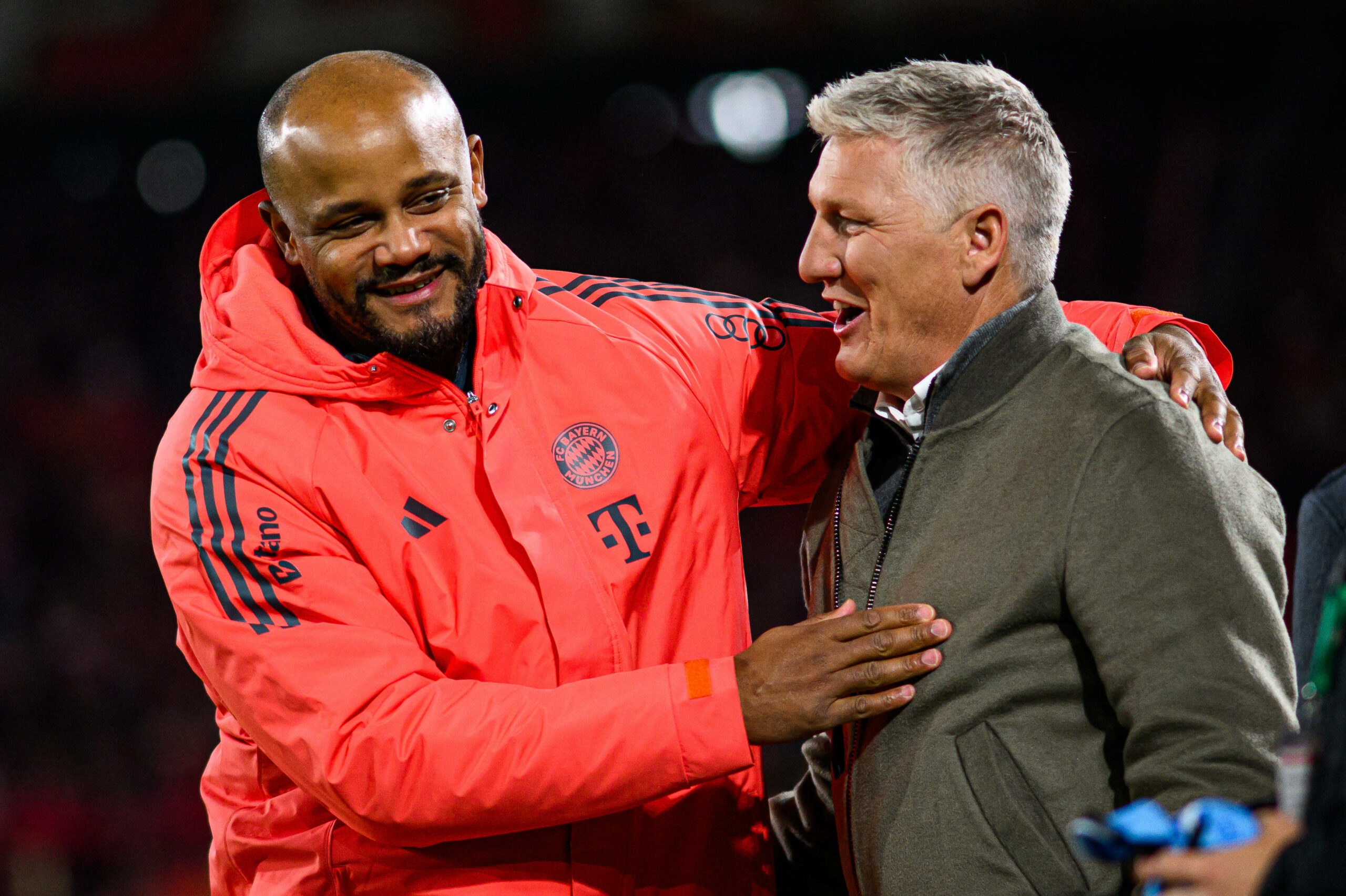 Bayern-Trainer Vincent Kompany und Bastian Schweinsteiger umarmen sich