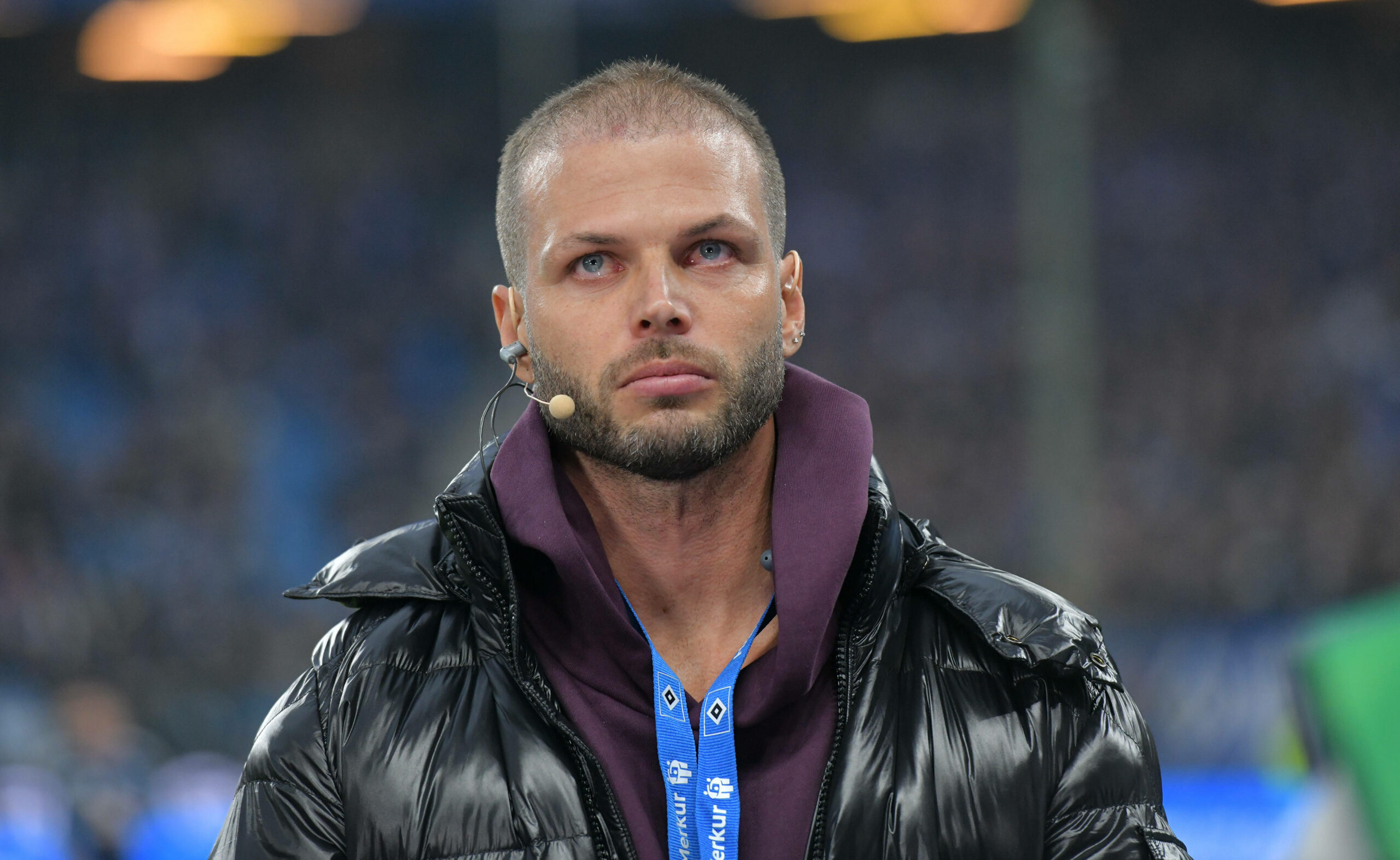 Dennis Diekmeier bei einem Spiel mit einer Krebs-Aktion für Tochter Delani