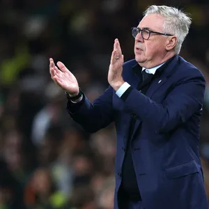 Carlo Ancelotti klatscht