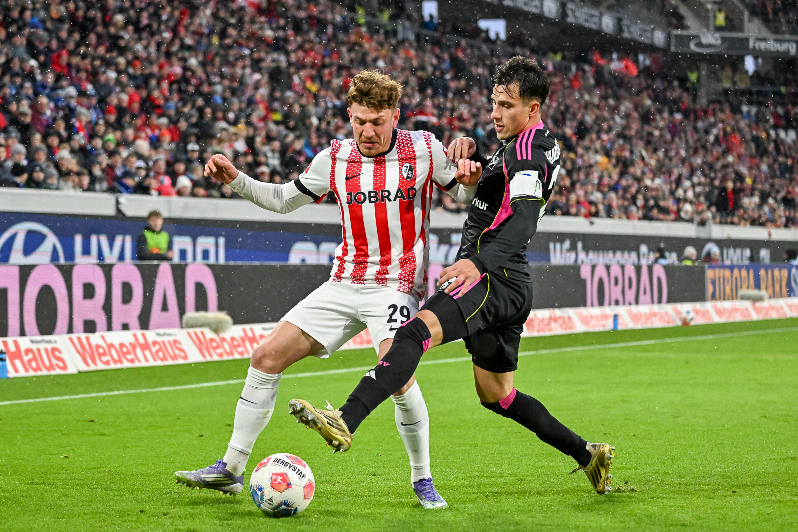 Nicolás Capaldo versucht Philipp Treu zu stoppen.