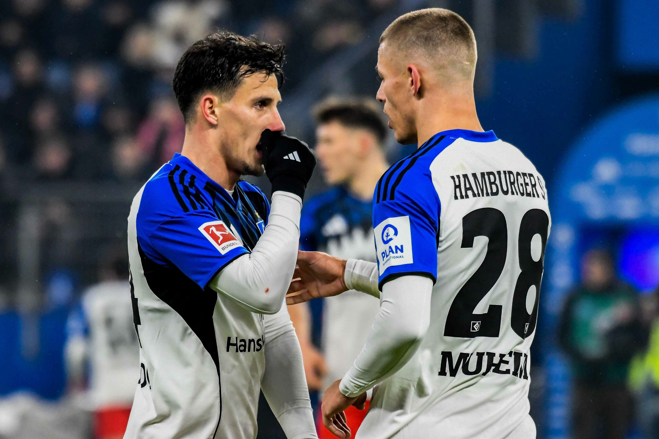 Die HSV-Profis Nicolás Capaldo (l.) und Miro Muheim besprechen sich vor einer Standardsituation.