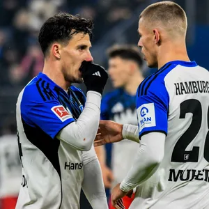 Die HSV-Profis Nicolás Capaldo (l.) und Miro Muheim besprechen sich vor einer Standardsituation.