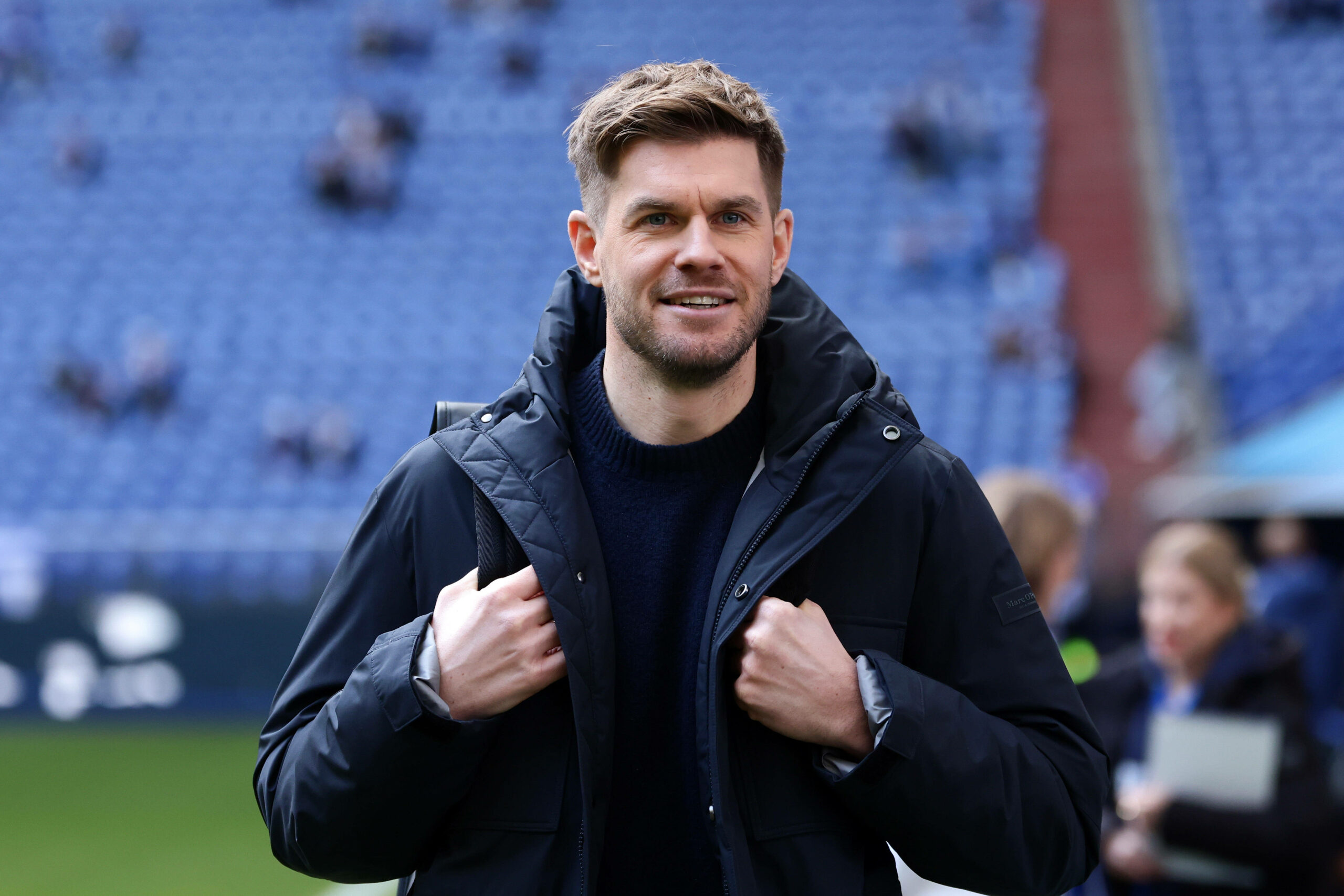 Ex-HSV-Profi Simon Terodde bei einem Heimspiel von Schalke als Zuschauer