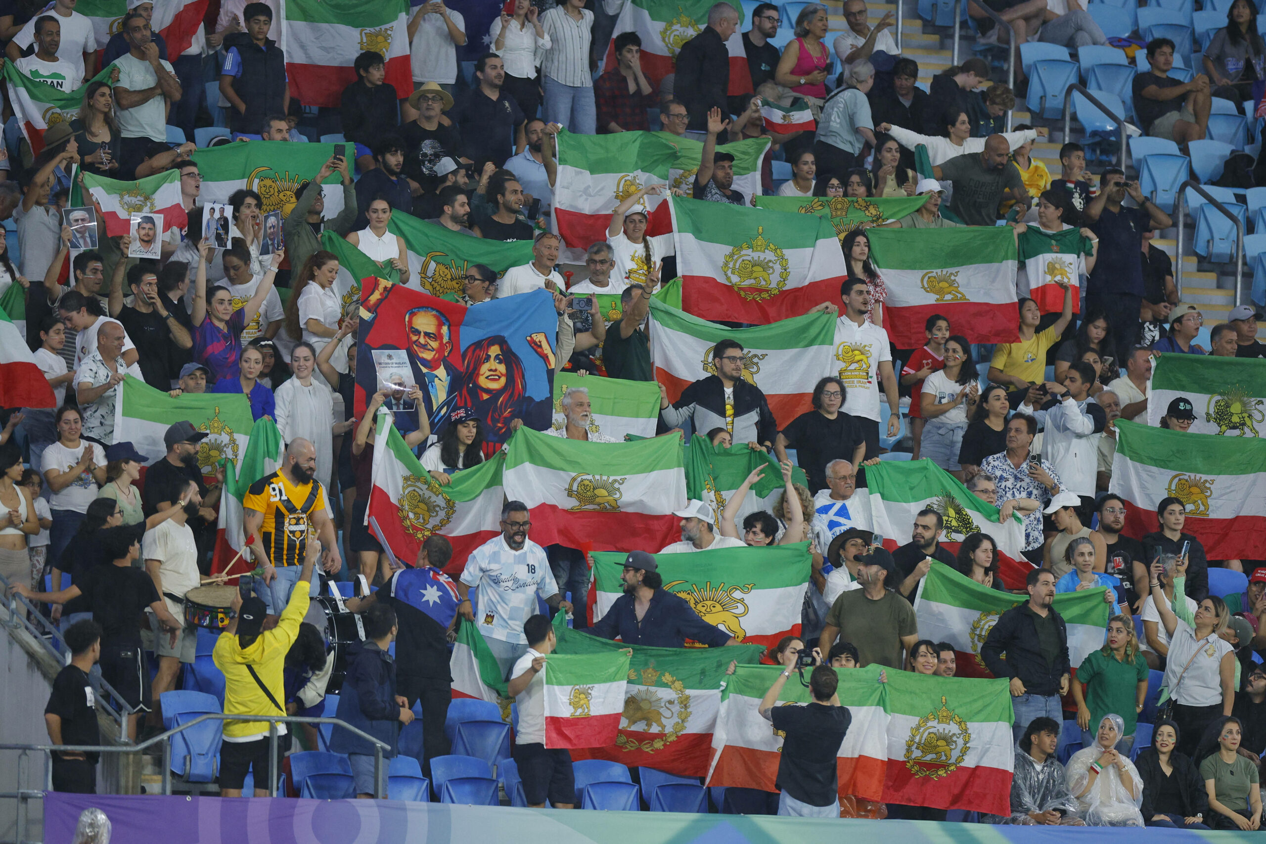 Fans aus dem Iran mit einer Flagge bei einem FIFA-Spiel im Vorfeld der WM