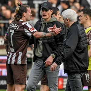 St. Pauli-Kapitän Jackson Irvine mit Trainer Alexander Blessin und Sportchef Andreas Bornemann.