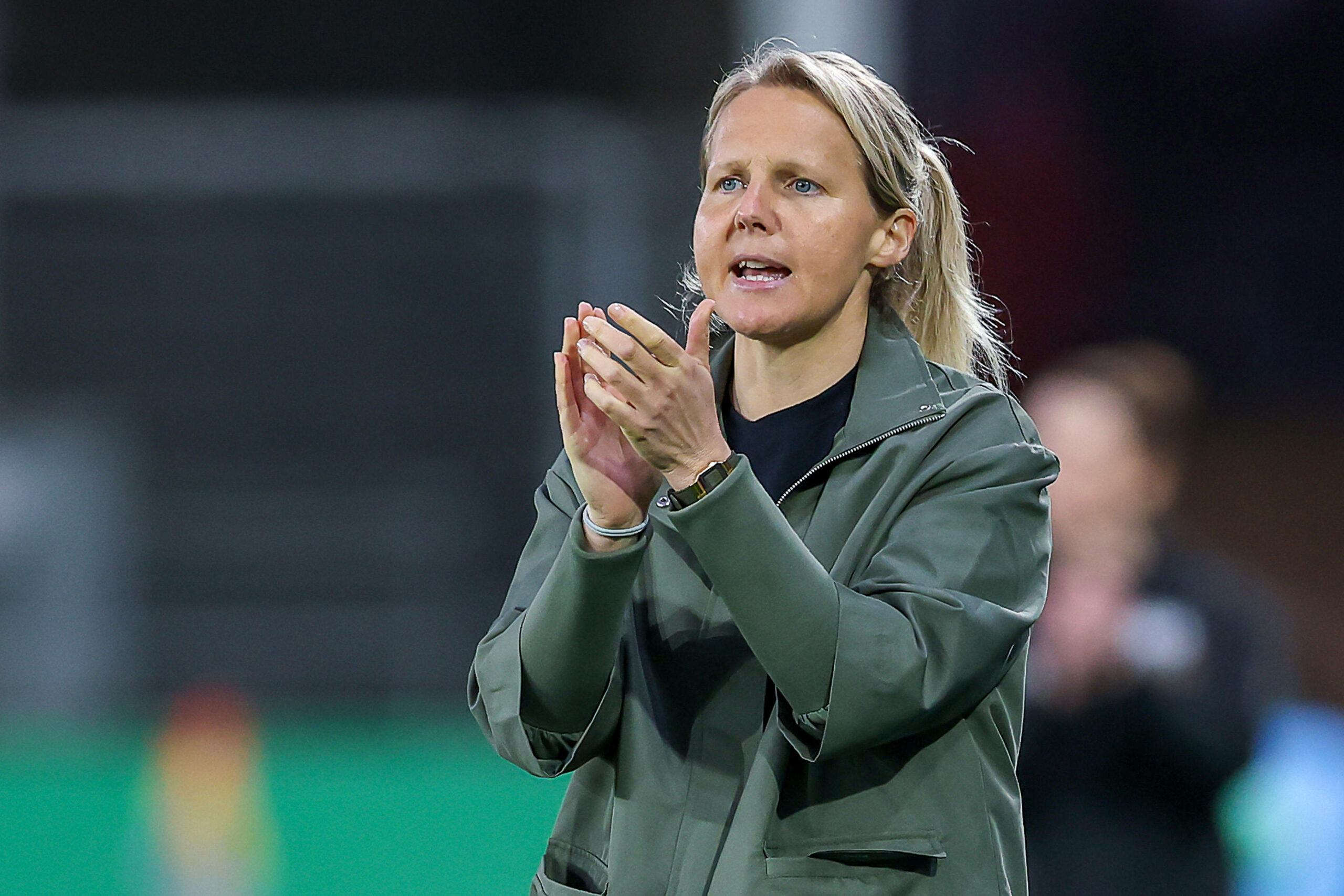 Trainerin Fritzy Kromp gibt Anweisungen bei einem Frauen-Bundesliga-Spiel von Werder Bremen