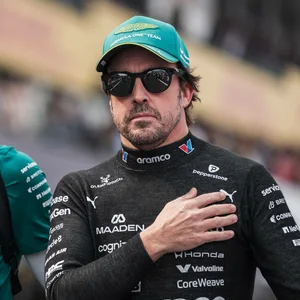 Fernando Alonso in seinem Rennanzug