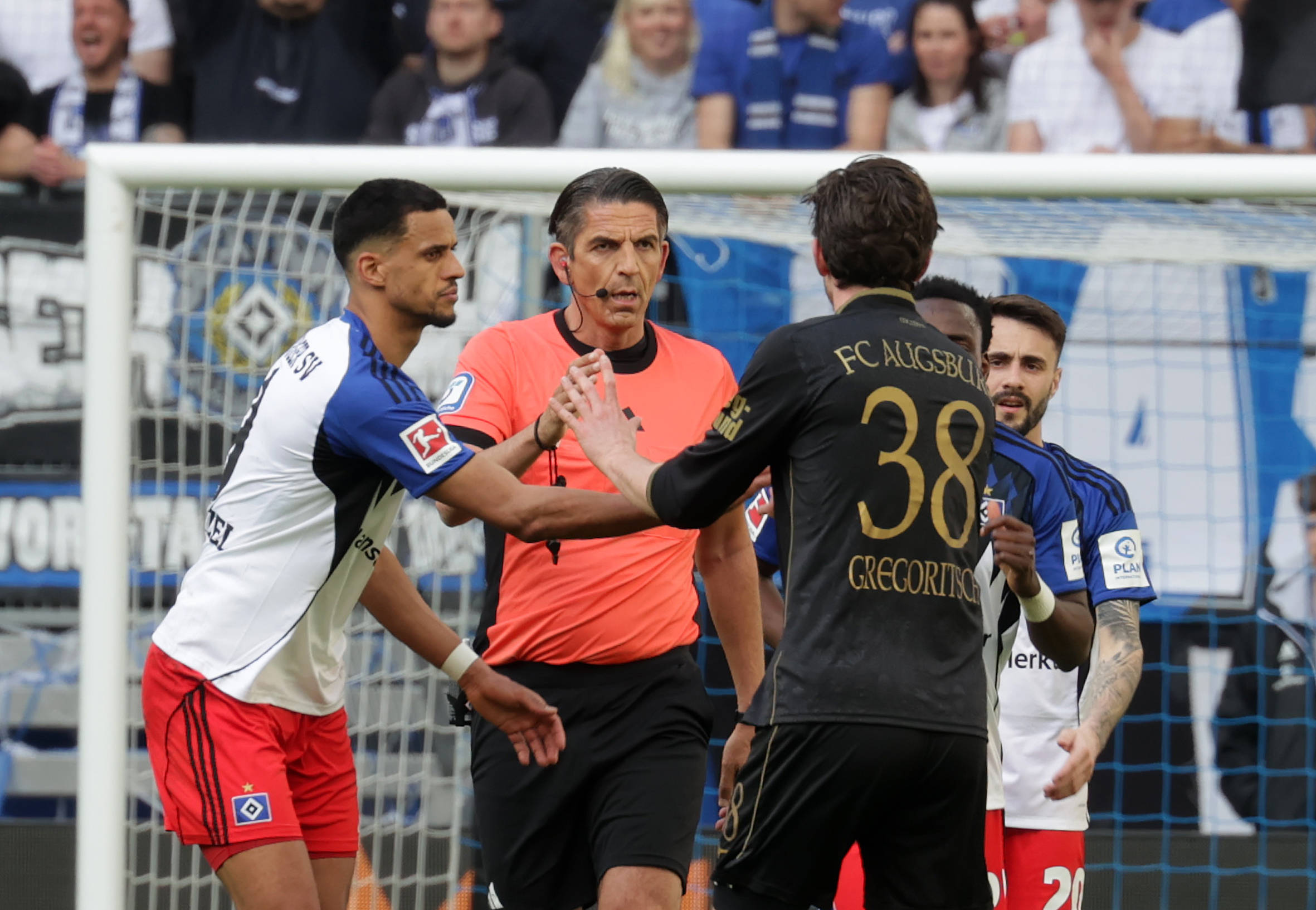 Deniz Aytekin greift während der Partie des HSV gegen Augsburg schlichtend ein