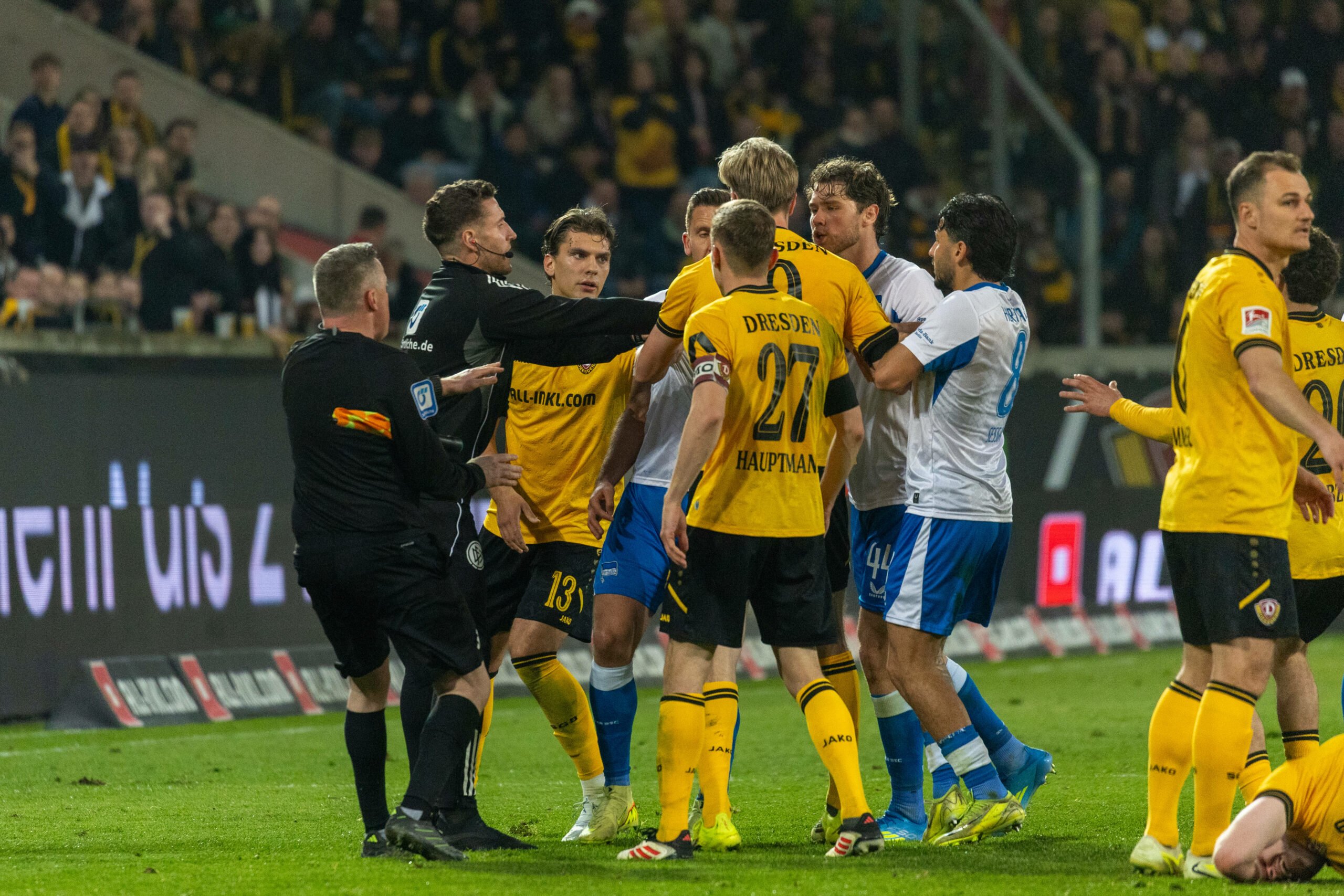 Rudelbildung zwischen Dynamo Dresden und Hertha BSC. Die Schiedsrichter müssen eingreifen.
