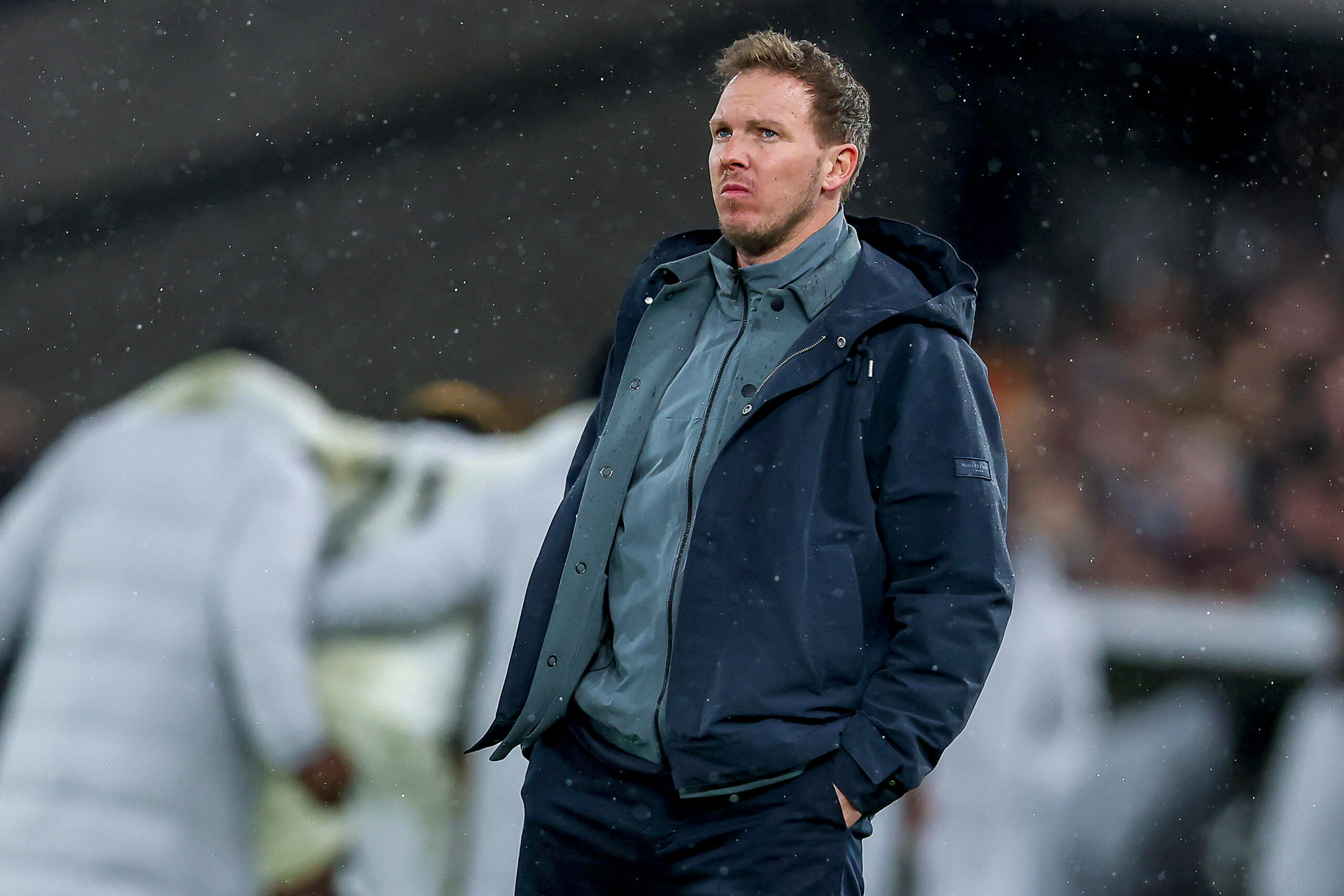 Julian Nagelsmann schaut mit einem angestrengten Blick zur Seite