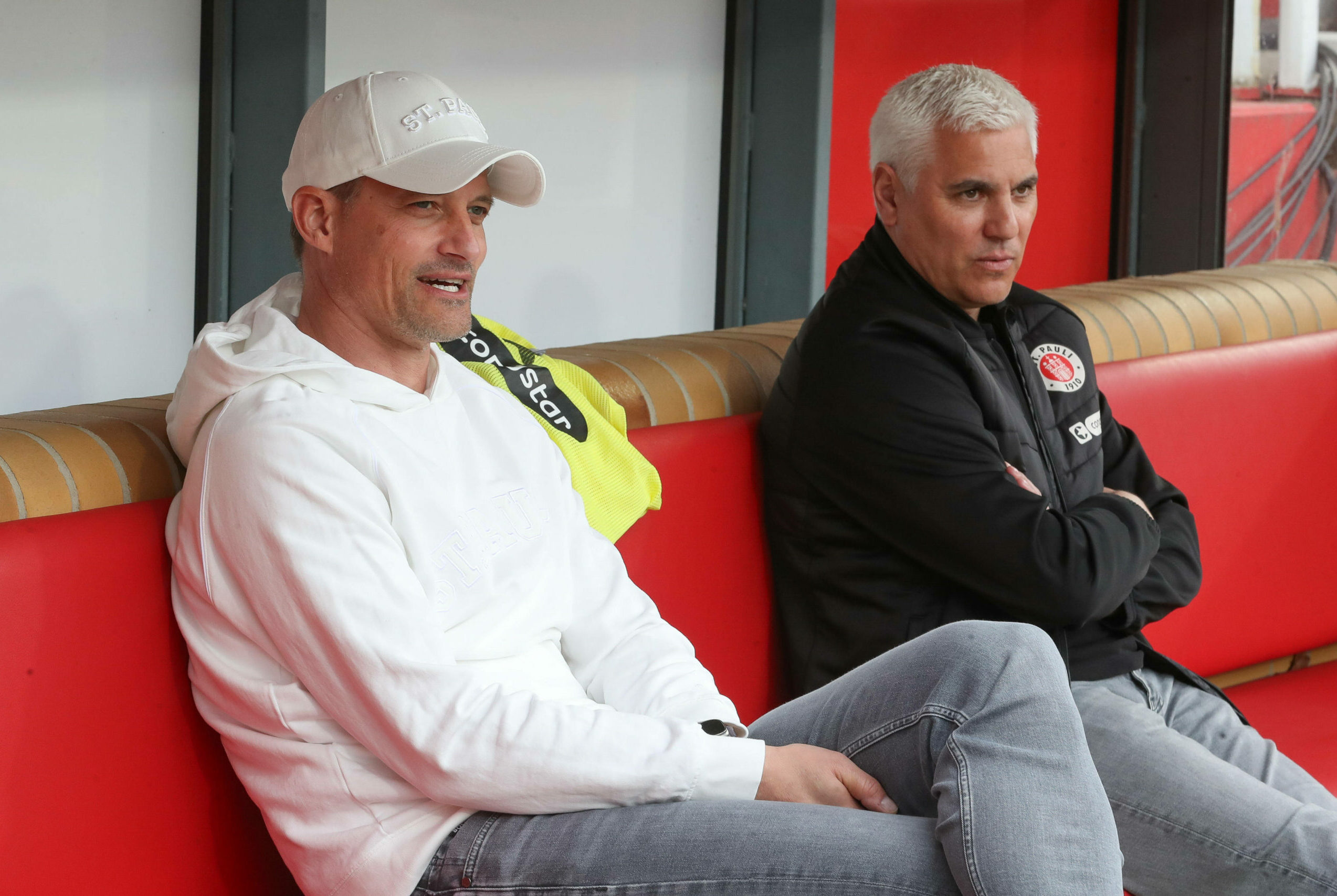 St. Pauli-Trainer Alexander Blessin und Sportchef Andreas Bornemann unterhalten sich