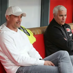 St. Pauli-Trainer Alexander Blessin und Sportchef Andreas Bornemann unterhalten sich