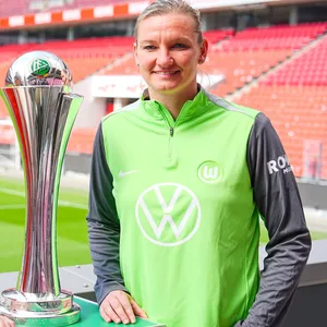 Anna Klink und Alexandra Popp stehen Seite an Seite mit dem DFB-Pokal in der Mitte